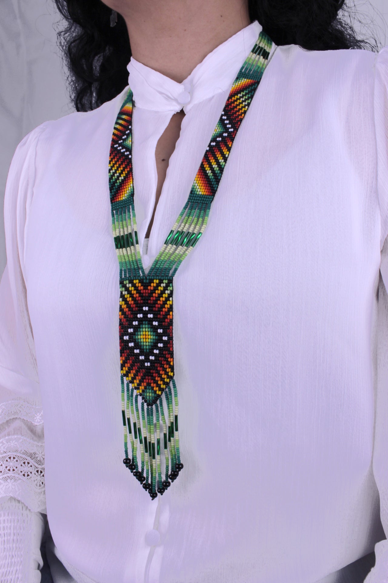 Collier Émeraude d’environ 48 cm x 4 cm, entièrement faites à la main en perles colorées