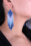 Boucles d’oreilles « Neuf fils », d’environ 8 cm x 2,5 cm, entièrement faites à la main en perles colorées (bleu, violet clair)