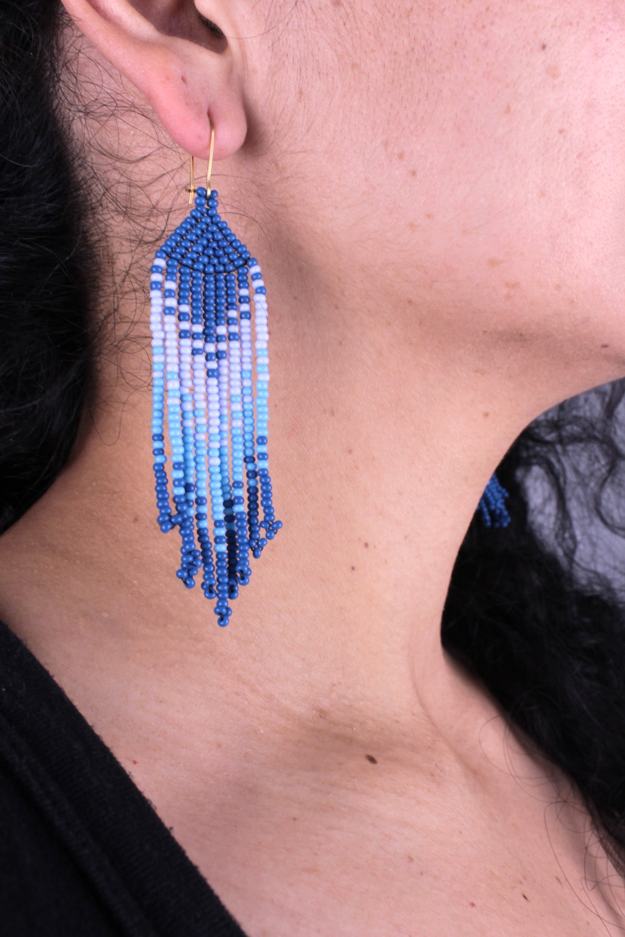 Boucles d’oreilles « Neuf fils », d’environ 8 cm x 2,5 cm, entièrement faites à la main en perles colorées (bleu, violet clair)
