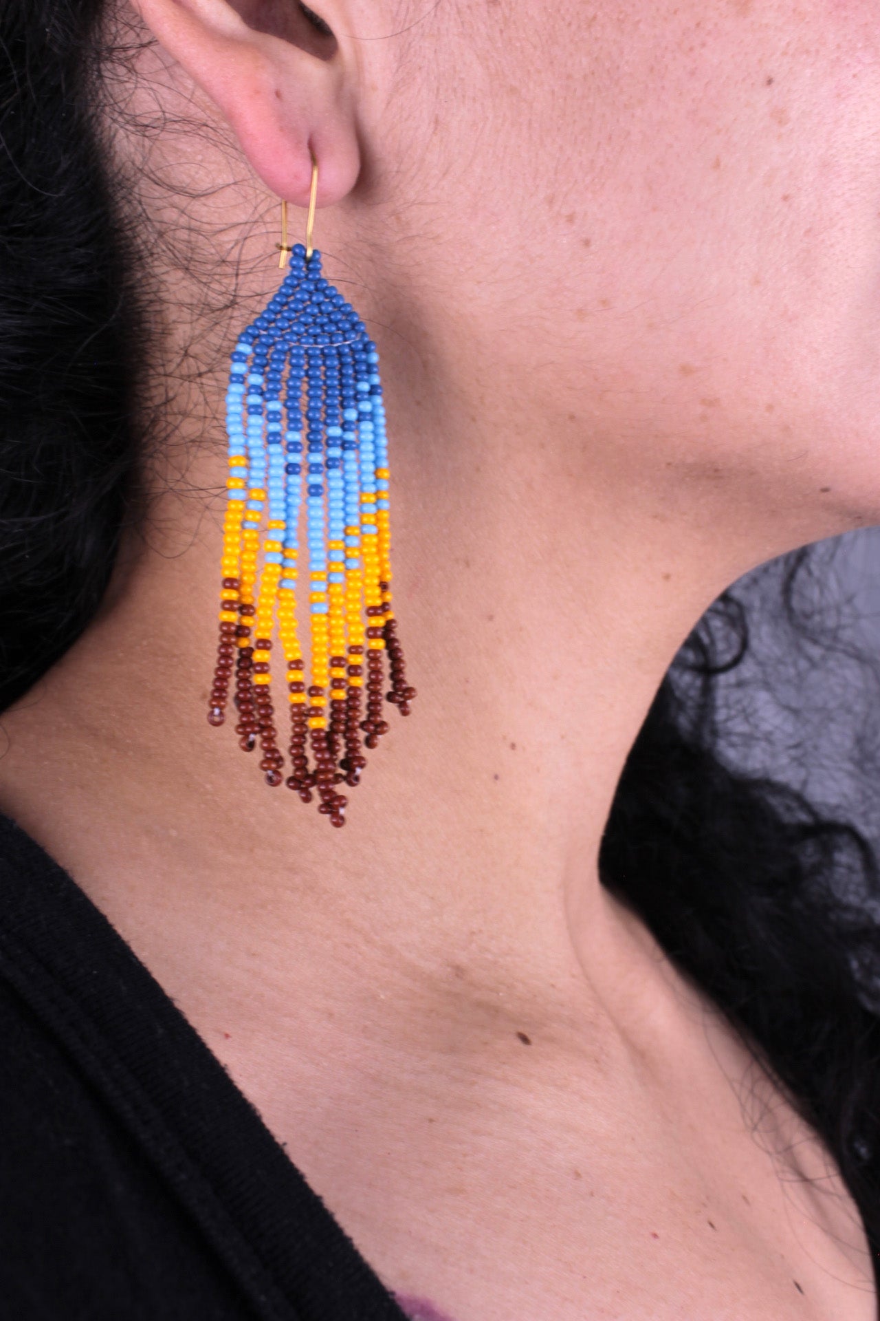 Boucles d’oreilles « Neuf fils », d’environ 8.5 cm x 2,5 cm, entièrement faites à la main en perles colorées (bleu, orange, marron)