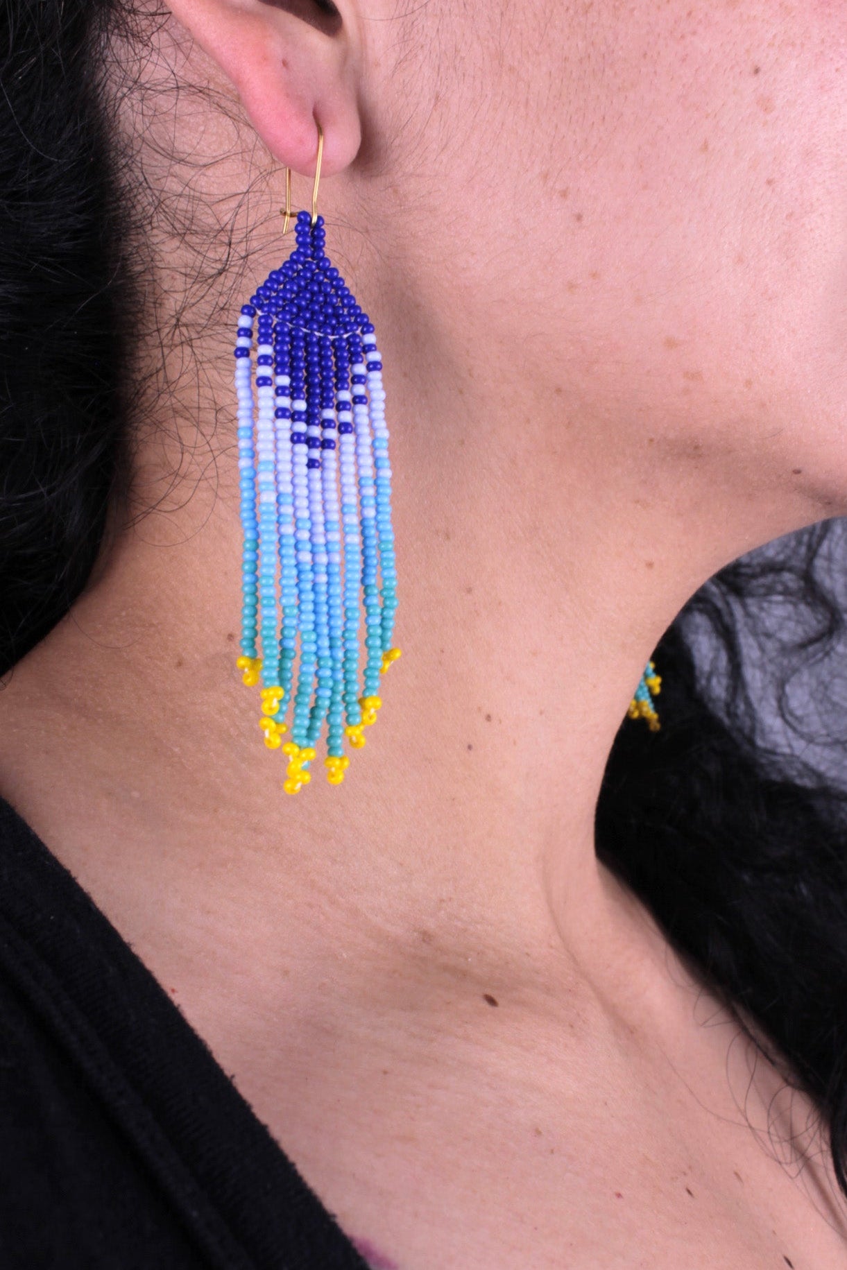 Boucles d’oreilles « Neuf fils », d’environ 8 cm x 2,3 cm, entièrement faites à la main en perles colorées (bleu, vert, jaune)
